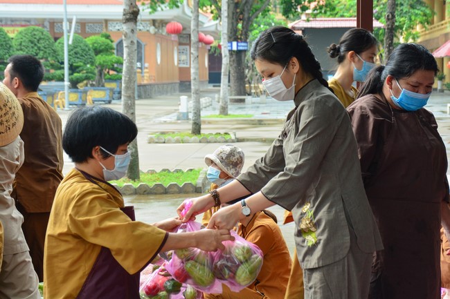 Continuing to support people in need in the Covid-19 pandemic of Hoang Phap Pagoda (series 4)